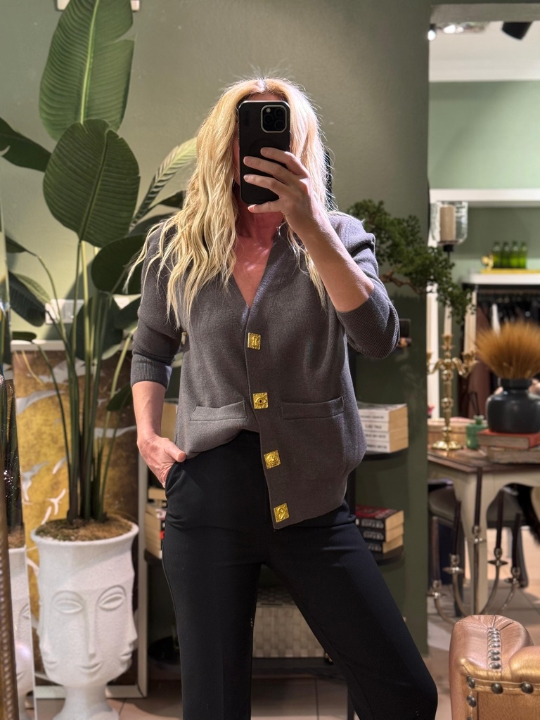 Gold Düğmeli Gri Hırka