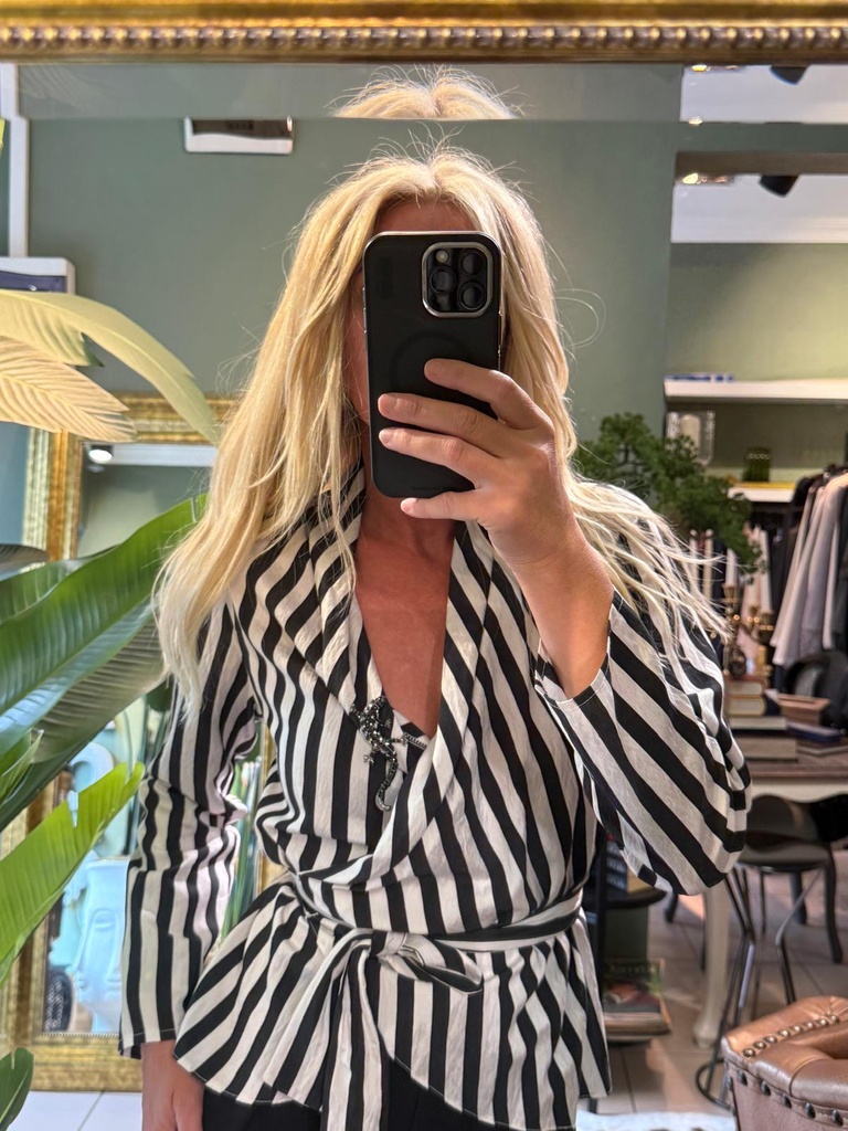 Broş Detaylı Bluz. 