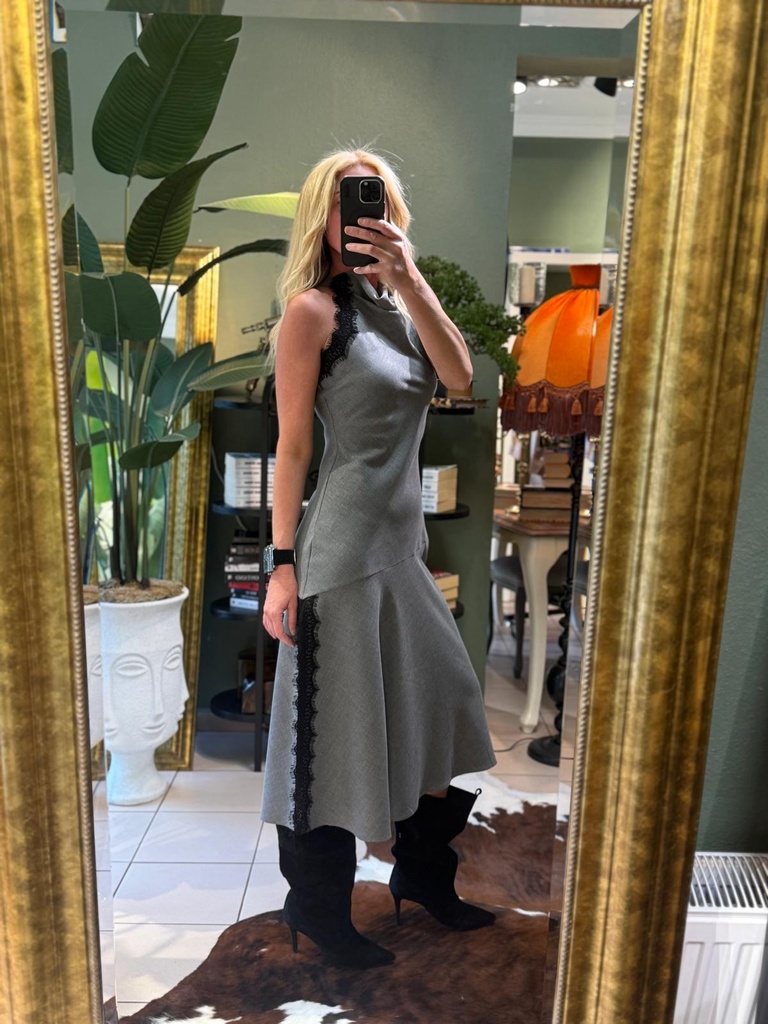 Gri renk elbise