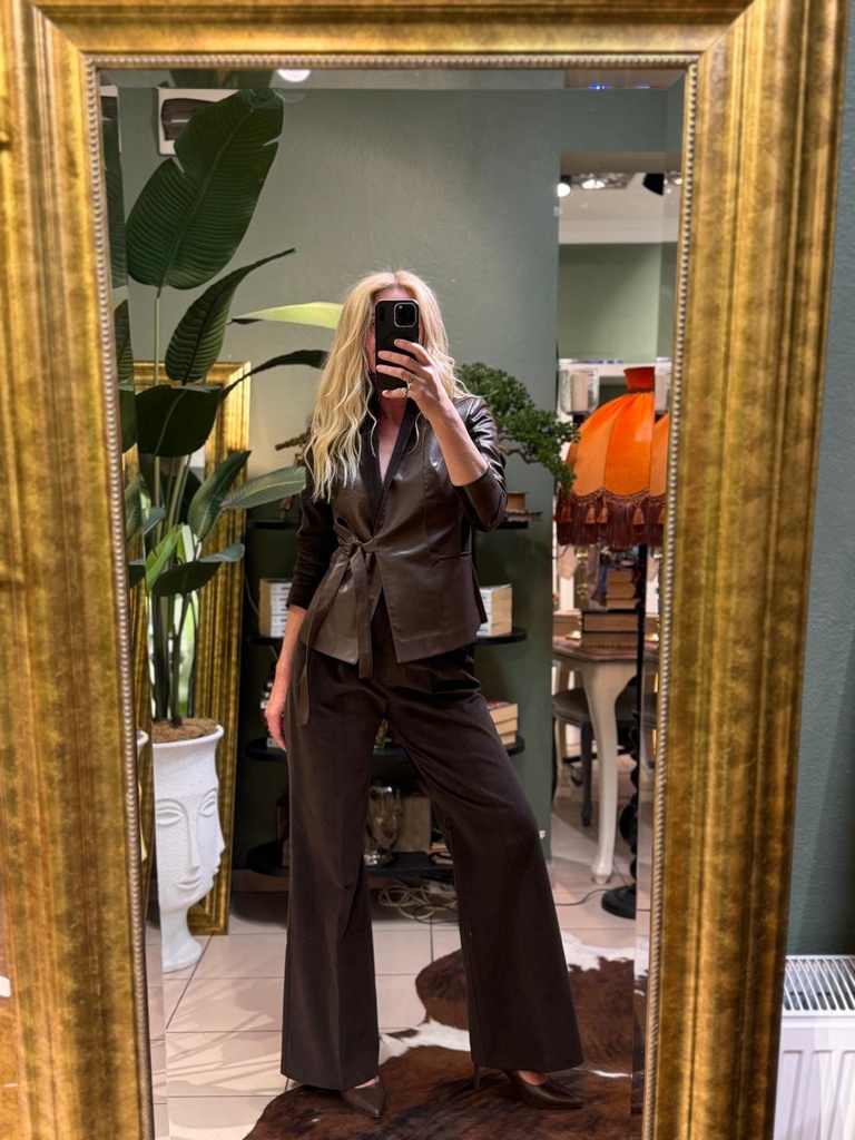 Kahve renk bağcık detaylı takım