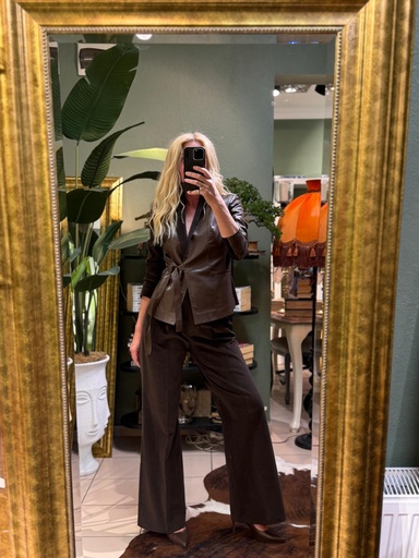 Kahve renk bağcık detaylı takım