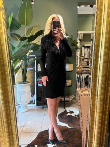 Yaka Broş Detay Elbise